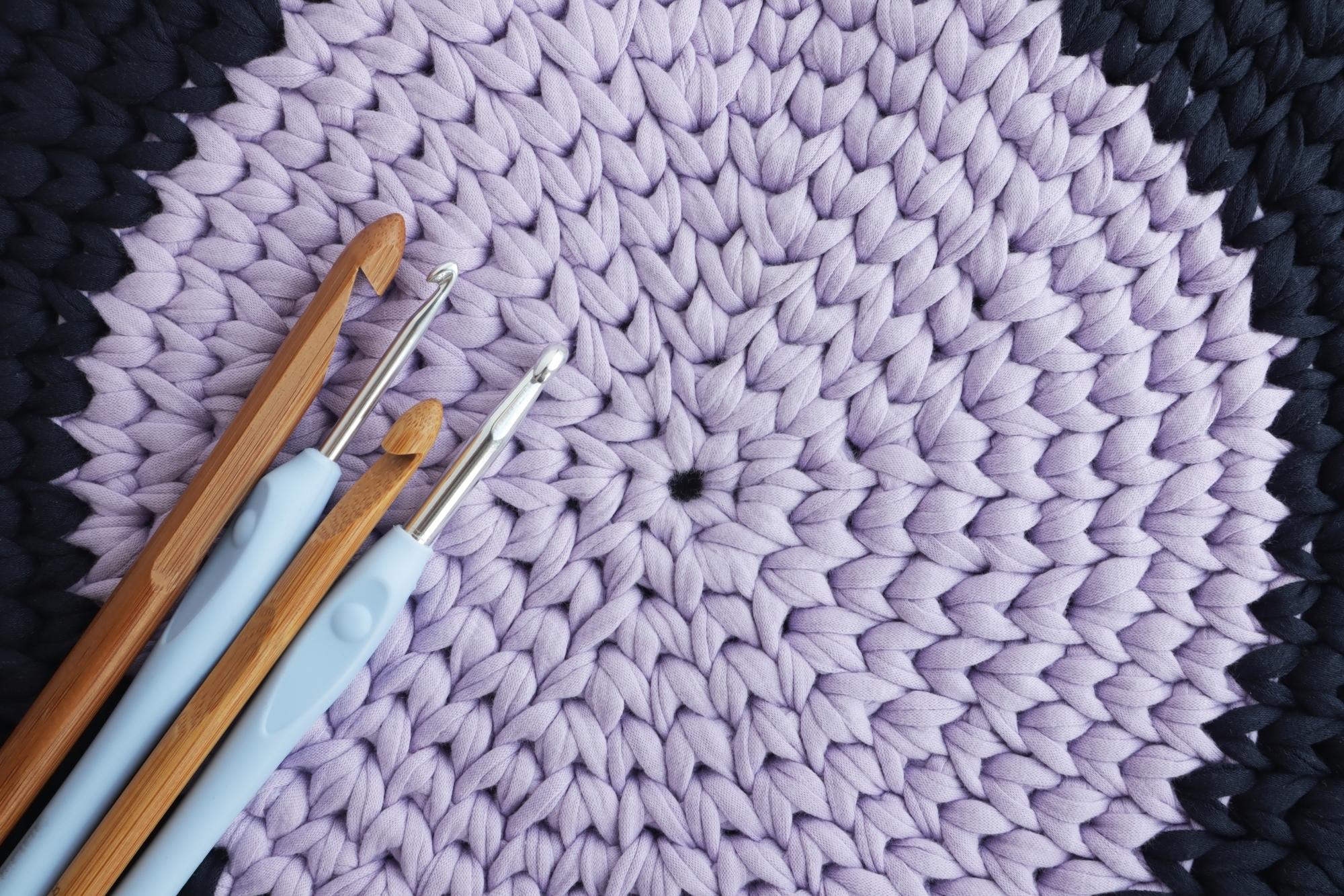 detal haftu geometrycznego na bawełnie